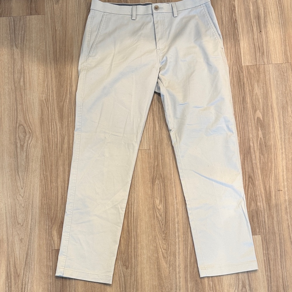 Haggar Men's Light Khaki Chino Pants